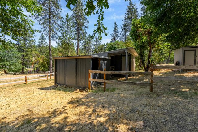 1905 W Evans Creek Road, Rogue River, OR 97537