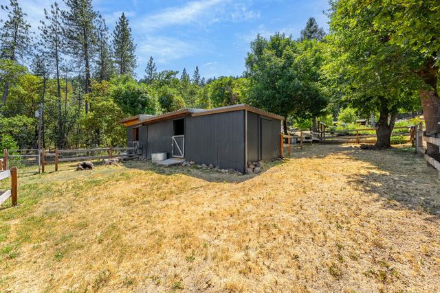 1905 W Evans Creek Road, Rogue River, OR 97537
