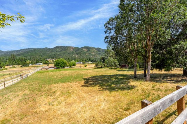 1905 W Evans Creek Road, Rogue River, OR 97537