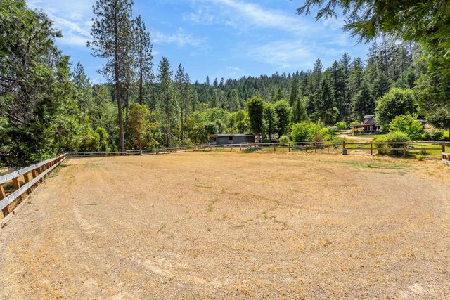 1905 W Evans Creek Road, Rogue River, OR 97537