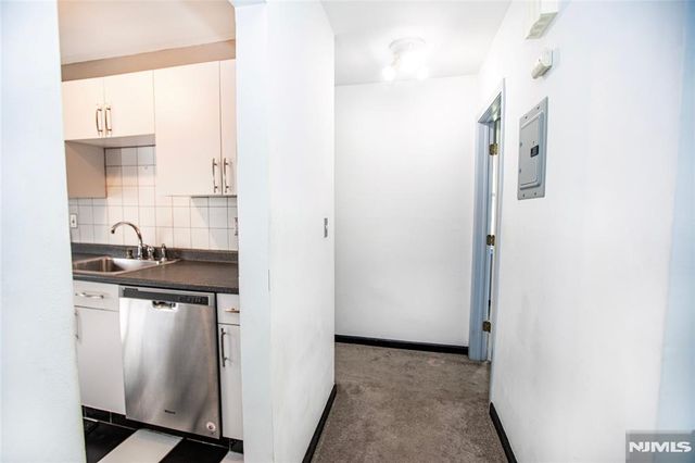 1130 Valley Road 2B, Wayne, NJ 07470