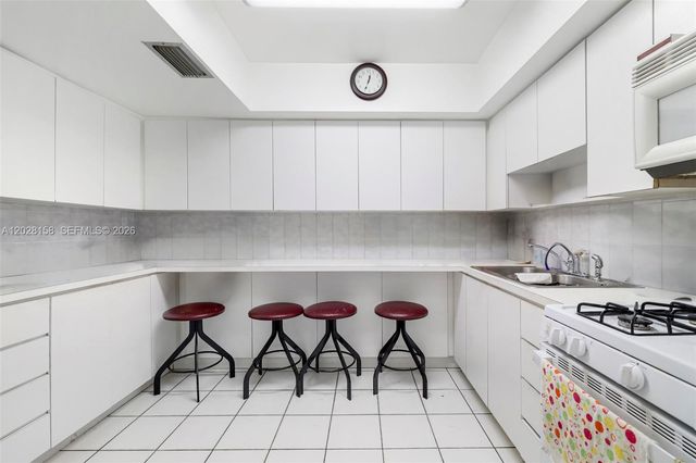 790 W 73rd Place, Hialeah, FL 33014