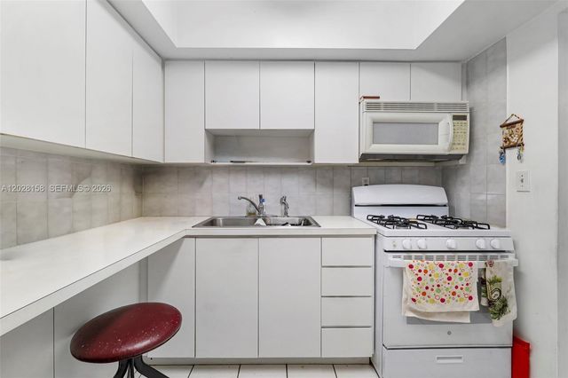 790 W 73rd Place, Hialeah, FL 33014