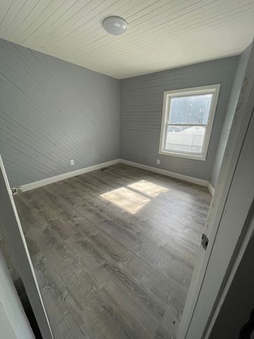 12 Fisher St, Lowell, MA 01850