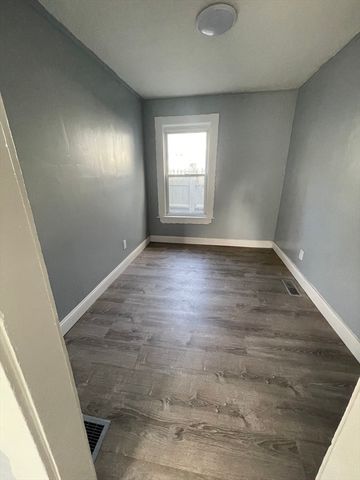 12 Fisher St, Lowell, MA 01850