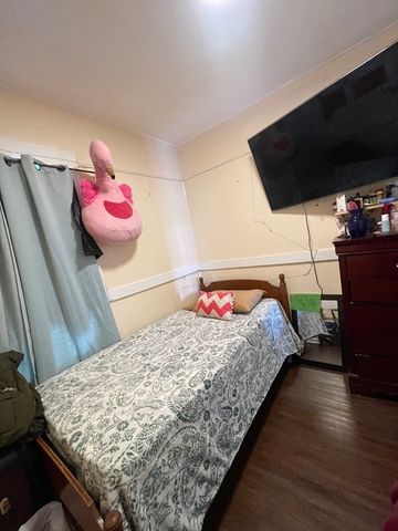 12 Fisher St, Lowell, MA 01850