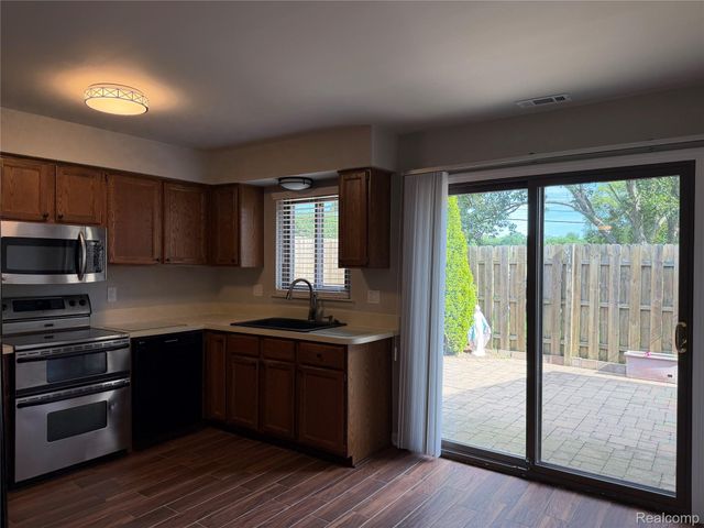 5220 W Utica Road, Shelby Charter Township, MI 48317