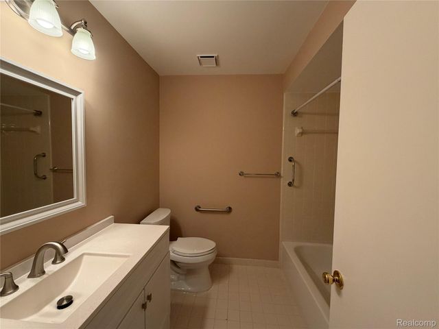 5220 W Utica Road, Shelby Charter Township, MI 48317