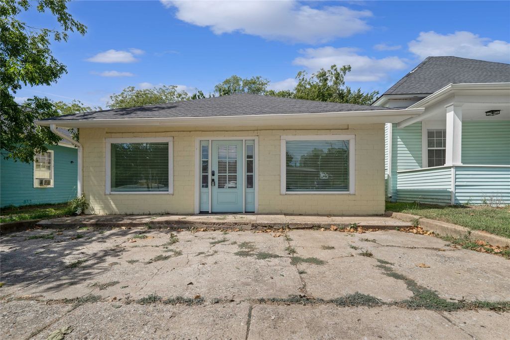 1011 S Armstrong Avenue A, Denison, TX 75020