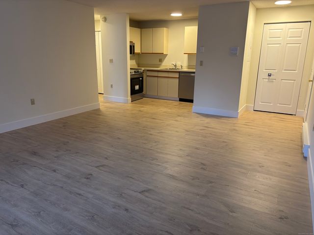 82 Longview Street APT 34, Waterford, CT 06385