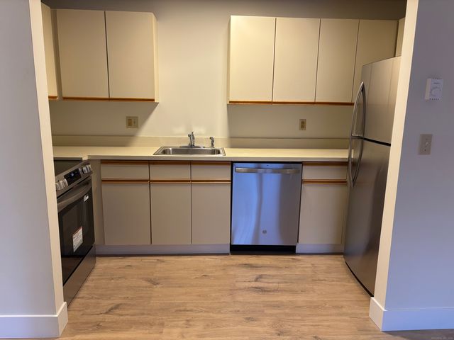 82 Longview Street APT 34, Waterford, CT 06385