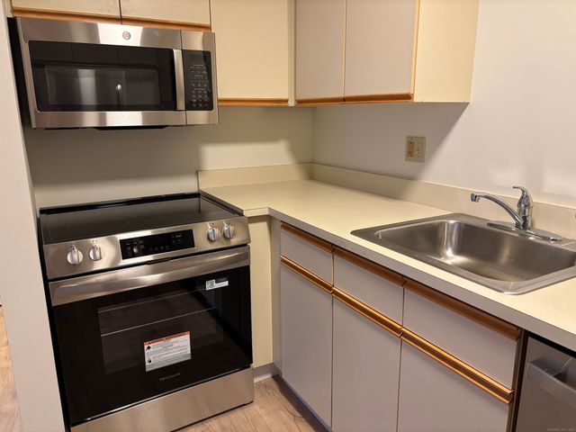 82 Longview Street APT 34, Waterford, CT 06385