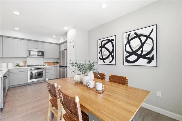 337 Llano De Los Robles Avenue 7, San Jose, CA 95136