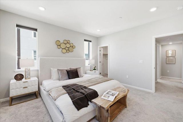 337 Llano De Los Robles Avenue 7, San Jose, CA 95136