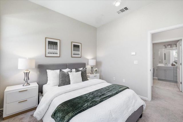 337 Llano De Los Robles Avenue 7, San Jose, CA 95136