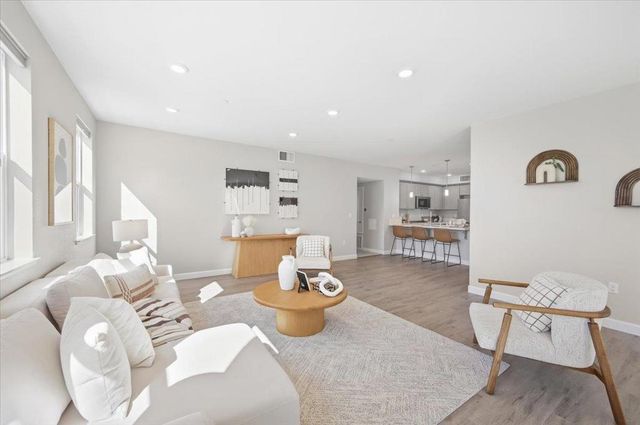 337 Llano De Los Robles Avenue 7, San Jose, CA 95136