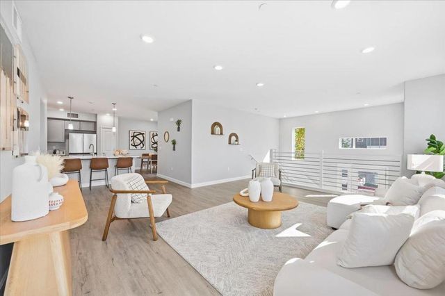 337 Llano De Los Robles Avenue 7, San Jose, CA 95136
