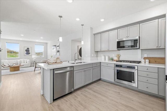 337 Llano De Los Robles Avenue 7, San Jose, CA 95136