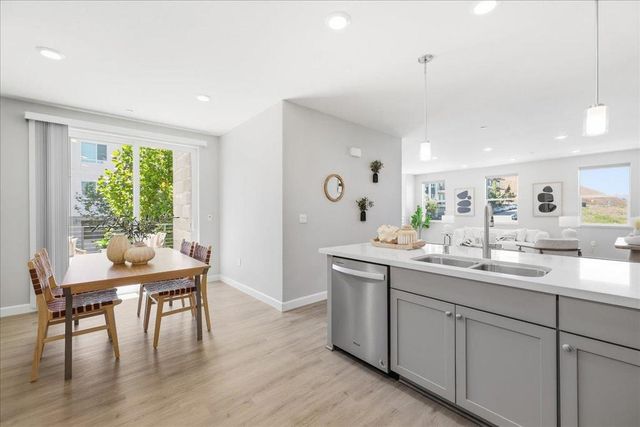 337 Llano De Los Robles Avenue 7, San Jose, CA 95136