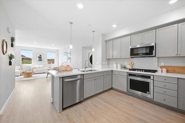 337 Llano De Los Robles Avenue 7, San Jose, CA 95136
