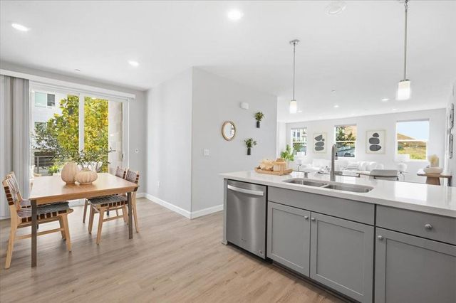 337 Llano De Los Robles Avenue 7, San Jose, CA 95136