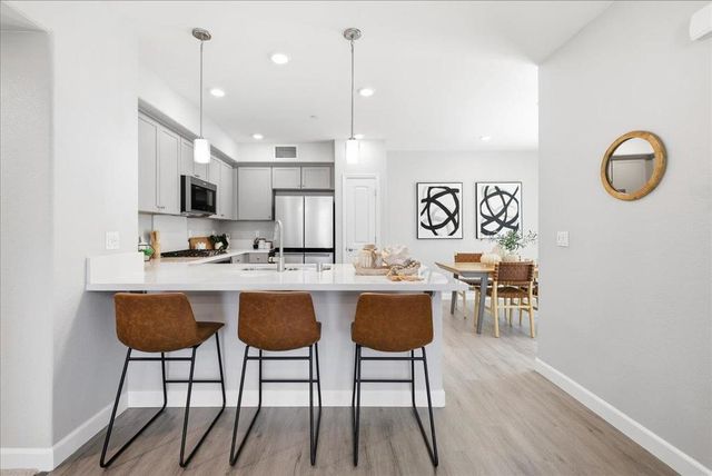 337 Llano De Los Robles Avenue 7, San Jose, CA 95136