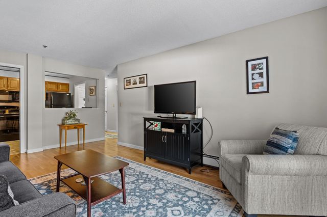 490 River Rd Apt 13, Manchester, NH 03104