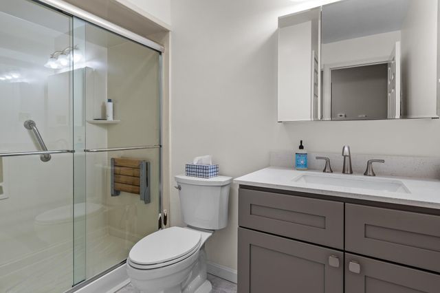 490 River Rd Apt 13, Manchester, NH 03104