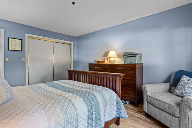 490 River Rd Apt 13, Manchester, NH 03104