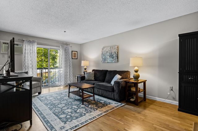 490 River Rd Apt 13, Manchester, NH 03104