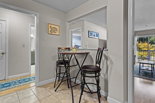 490 River Rd Apt 13, Manchester, NH 03104