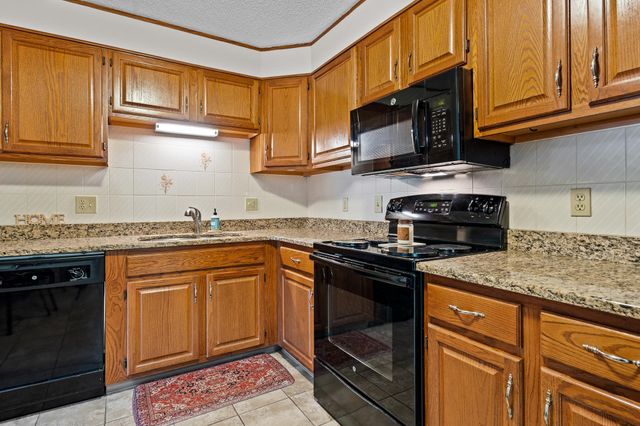 490 River Rd Apt 13, Manchester, NH 03104