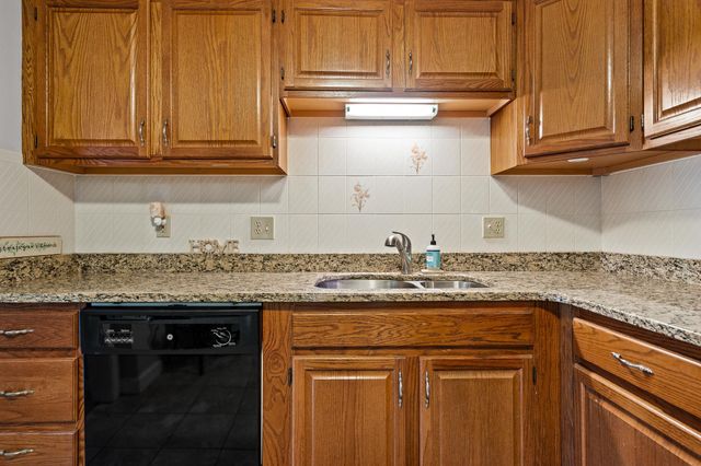 490 River Rd Apt 13, Manchester, NH 03104