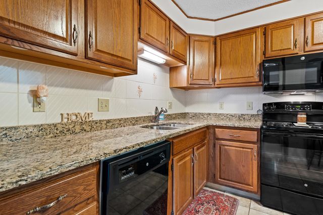 490 River Rd Apt 13, Manchester, NH 03104