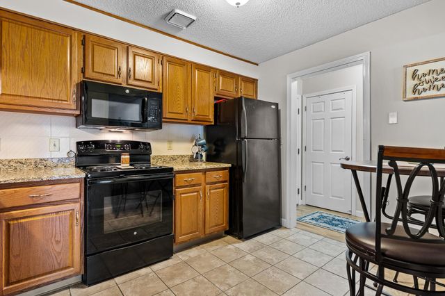 490 River Rd Apt 13, Manchester, NH 03104