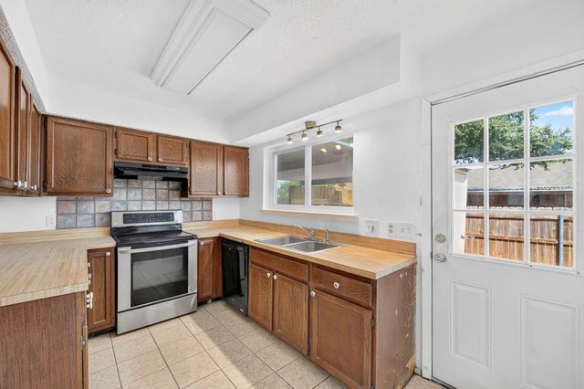 4 E Mountain Creek Court 11, Grand Prairie, TX 75052