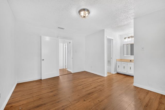 4 E Mountain Creek Court 11, Grand Prairie, TX 75052