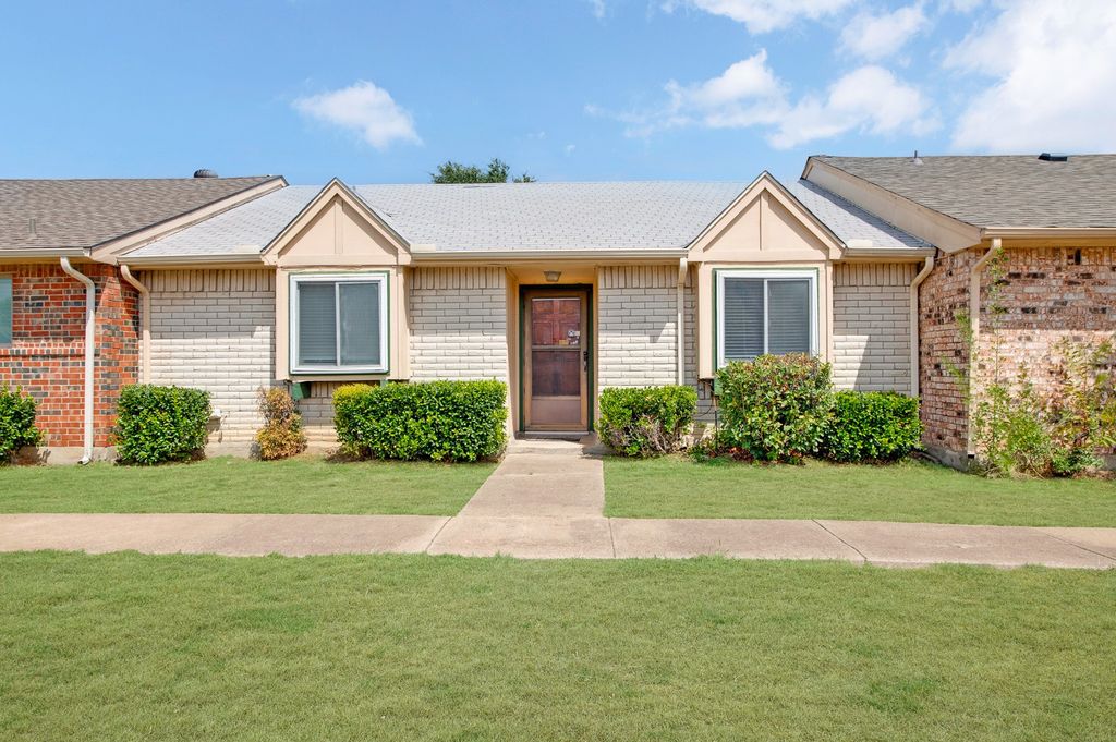 4 E Mountain Creek Court 11, Grand Prairie, TX 75052