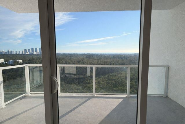 14951 ROYAL OAKS Lane 1607, North Miami, FL 33181