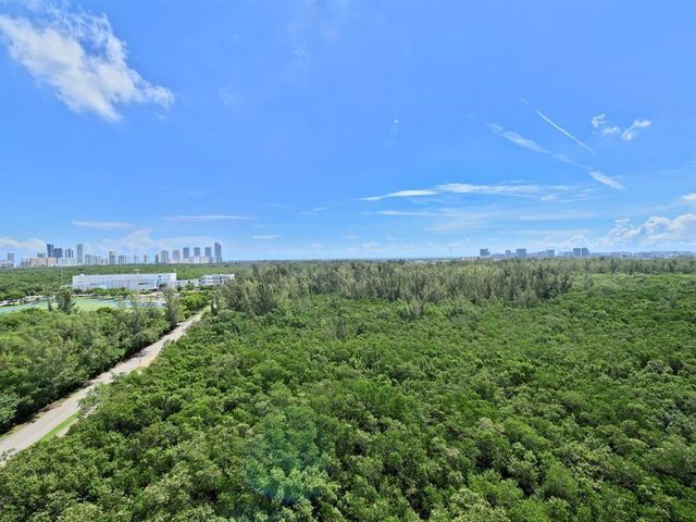 14951 ROYAL OAKS Lane 1607, North Miami, FL 33181