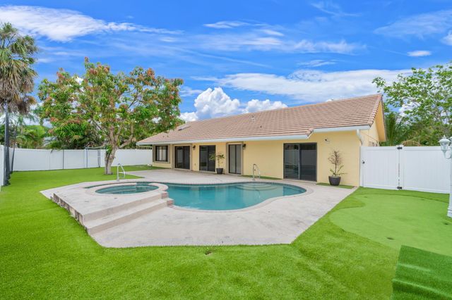21111 Escondido Way, Boca Raton, FL 33433