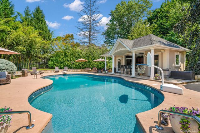 12 Stone Meadow Lane, Suffern, NY 10901