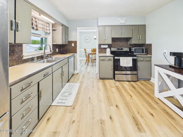 7 Settlers Trace Rd, Louisville, KY 40291