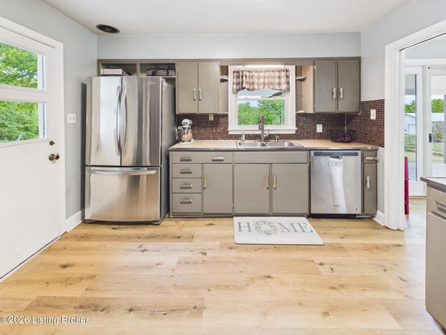 7 Settlers Trace Rd, Louisville, KY 40291