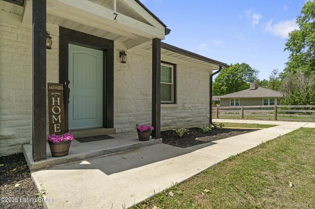 7 Settlers Trace Rd, Louisville, KY 40291