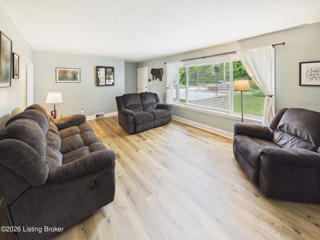 7 Settlers Trace Rd, Louisville, KY 40291