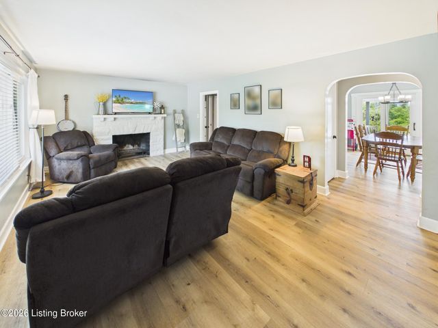 7 Settlers Trace Rd, Louisville, KY 40291