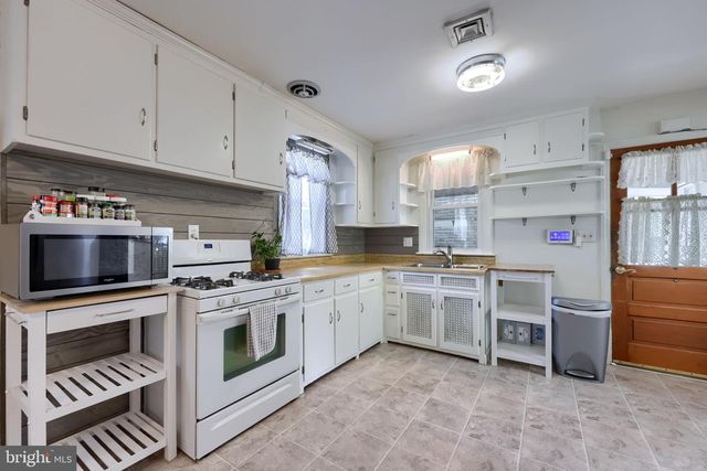 9 PARK CIRCLE DR, Lancaster, PA 17603