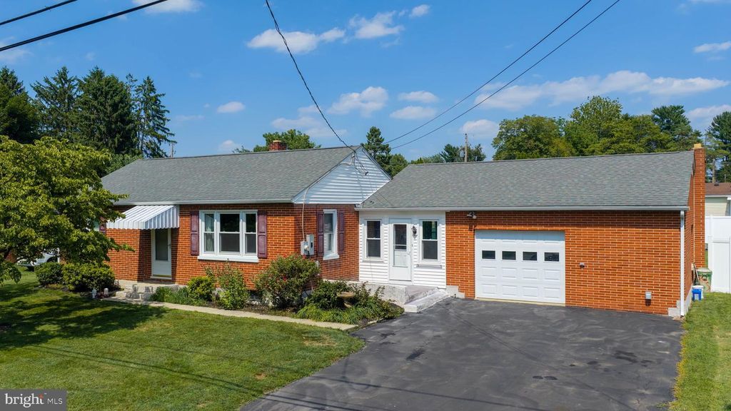 9 PARK CIRCLE DR, Lancaster, PA 17603