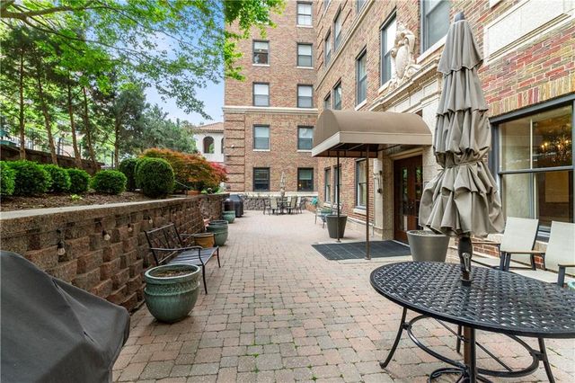 229 Ward Parkway 103B, Kansas City, MO 64112